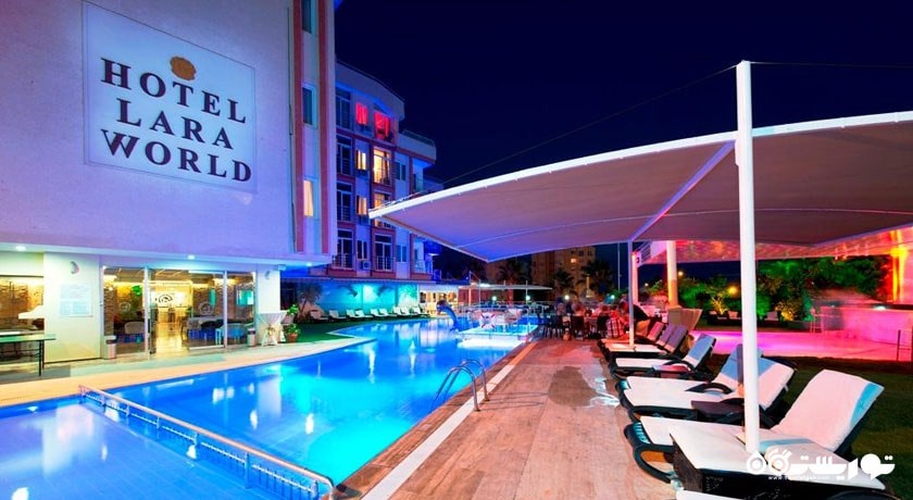 نمای استخر روباز و هتل